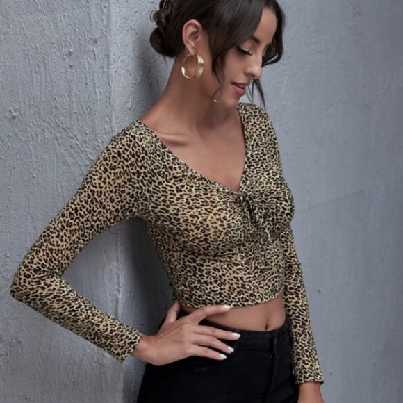 Knot Ruched Front Leopard Form Fitted Tee - Picture 2 of 3